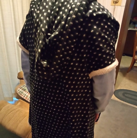 Soft & Cozy Wrap Hoodie Wrap - Picture 4 of 10